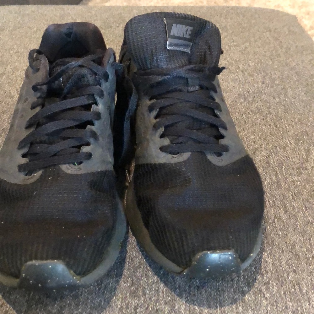 Men’s black nike shoes
